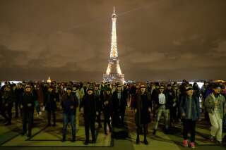 Des manifestantes réalisent un flash mob les yeux bandés pour protester contre les féminicides et les violences sexuelles, organisé par le collectif féministe #NousToutes et inspiré par le groupe féministe chilien Las Tesis, au Trocadéro à Paris, le 29 novembre 2019.