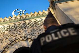 Un policier français devant la Grande mosquée de Paris, pendant l'hommage aux victimes des attaques terroristes de Christchurch, mars 2019 (image d'illustration).