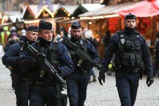 Le marché de Noël de Strasbourg ouvre ses portes, avec l'attentat dans tous les esprits (photo d'illustration de policiers dans le marché de Noël de Strasbourg le 14 décembre 2018)