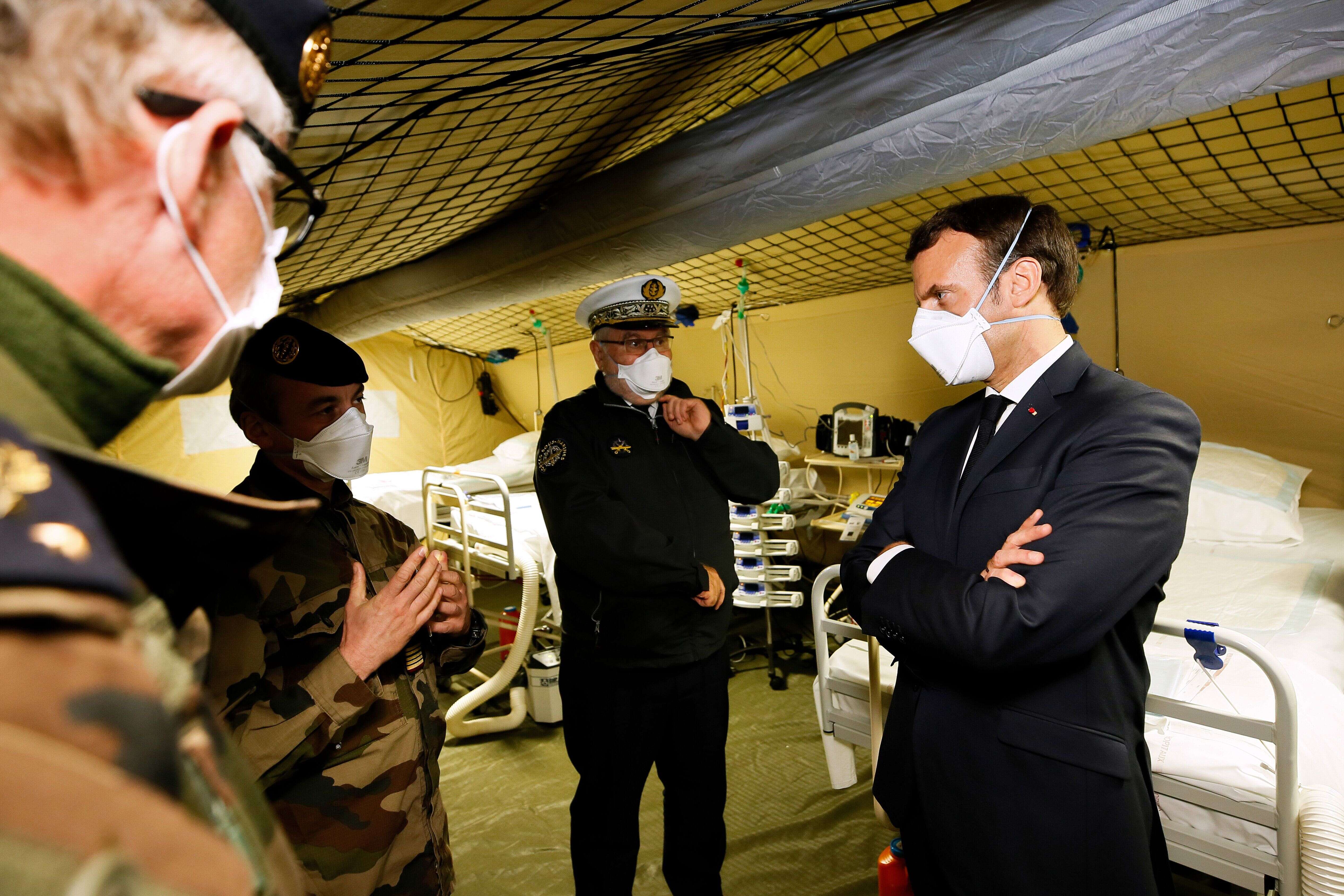 Emmanuel Macron, ici lors de la visite de l'hôpital militaire de campagne à l'extérieur de l'hôpital Emile Muller à Mulhouse, le 25 mars 2020.