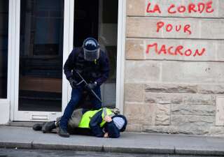 En janvier 2019, à Strasbourg, un gardien de la paix avait matraqué une manifestante gilet jaunes (image d'illustration à Bordeaux).