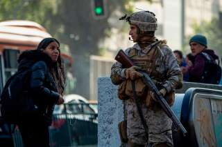Des soldats chiliens patrouillent dans les rues de Santiago, la capitale, pour assurer sa 