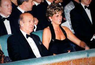 Valéry Giscard d'Estaing assis à côté de Lady Diana qui préside la 2ème Nuit internationale de l'Enfance le 25 novembre 1994 à Paris, France
