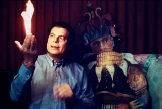 Le magicien illusionniste Gérard Majax fait un tour de magie au musée de la magie, en octobre 2000, à Paris, France. (Photo by Raphaël GAILLARDE/Gamma-Rapho via Getty Images)