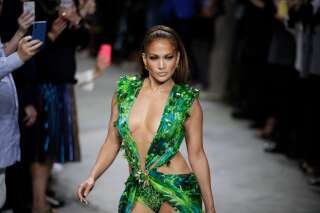 Jennifer Lopez enflamme le défilé Versace dans cette tenue inspirée de sa robe culte