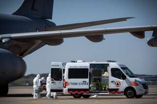 Un patient infecté du Covid-19 arrivant à l'aéroport de Blagnac près de Toulouse, le 3 avril 2020.