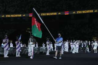 Le drapeau de l'Afghanistan porté lors de la cérémonie d'ouverture des Jeux paralympiques de Tokyo le 24 août 2021.