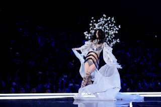 Défilé Victoria's Secret : la mannequin chinoise Ming Xi chute sur le podium