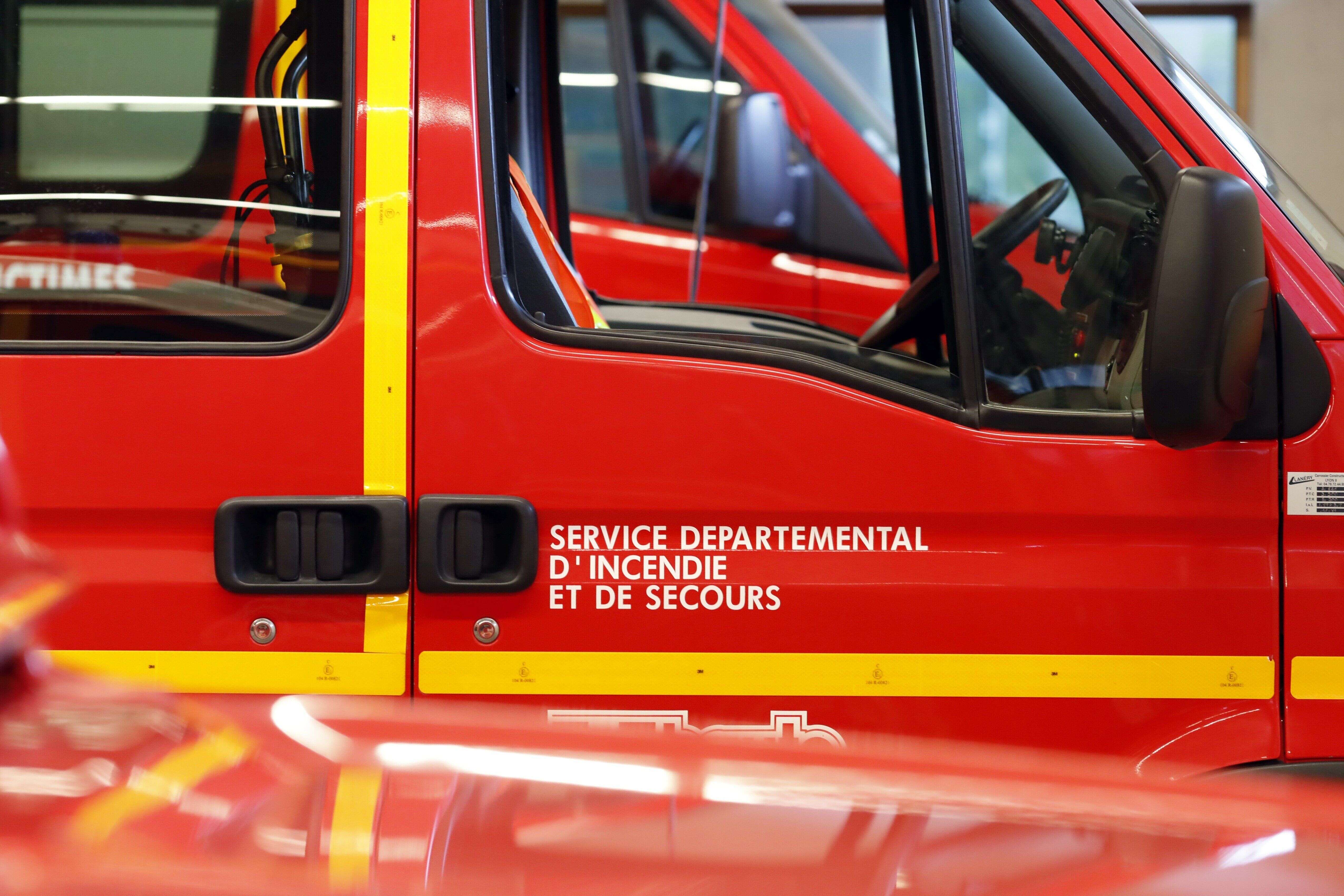 Risques toxiques après un incendie dans une usine en Ariège, les riverains confinés (Un camion de pompiers image d'illustration)