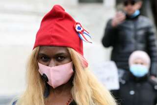 Une manifestante porte un bonnet phrygien lors d'une manifestation contre le projet de loi 
