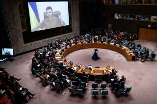 Le président ukrainien Volodymyr Zelenskyy s'exprimant à distance lors d'une réunion du Conseil de sécurité de l'ONU, le mardi 5 avril 2022, au siège des Nations Unies.
