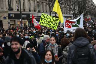 Des manifestants lors du rassemblement contre la loi sécurité globale à Paris le 30 janvier 2021.