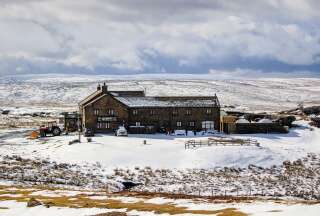 Ces Anglais coincés 3 jours dans un pub par la neige ne sont pas vraiment à plaindre (Photo du pub Tan Hill Inn dans le parc national du Yorkshire Dales prise en mars 2021 par Danny Lawson/PA Images via Getty Images)