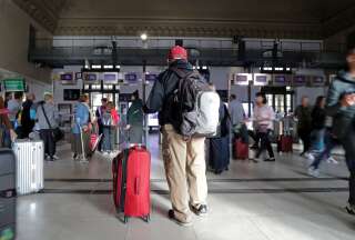 Un passager attend son train à la gare de Nice