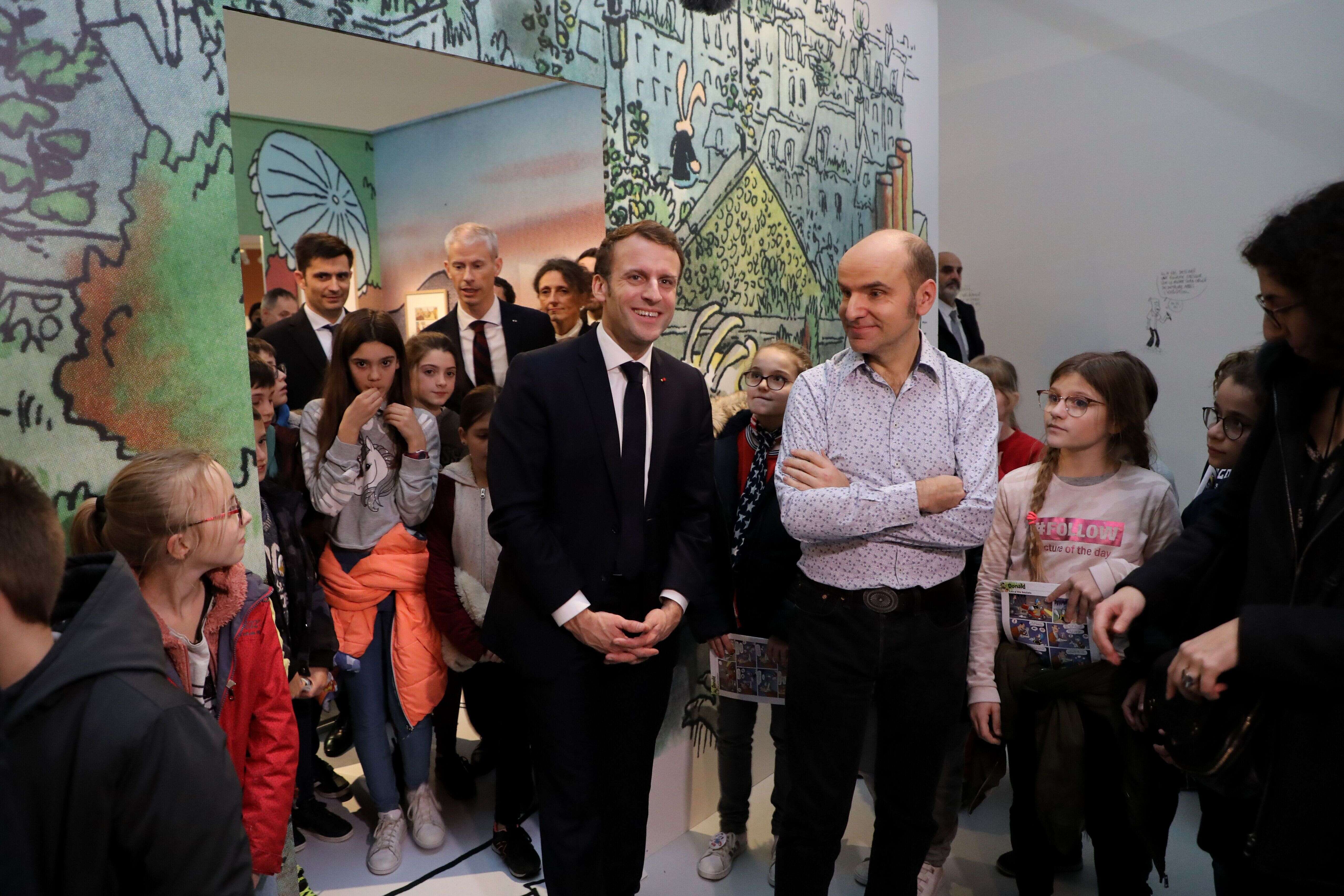 Emmanuel Macron et le dessinateur Lewis Trondheim au festival international de la bande dessinée d'Angoulême, le 30 janvier 2020.
