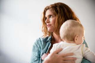 35% des mères et 46% des pères n’ont pas parlé de leurs émotions suite à un accouchement, et 14% déclarent même avoir ressenti de la honte.