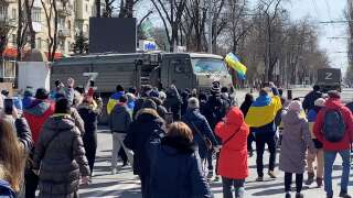 Photographie d'une précédente manifestation d'Ukrainiens à Kherson, le 20 mars 2022, où la foule chante 