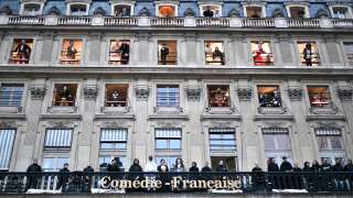 Des comédiens et employés devant la Comédie-Française manifestant contre la réforme des retraites le 1er mars 2020 à Paris.