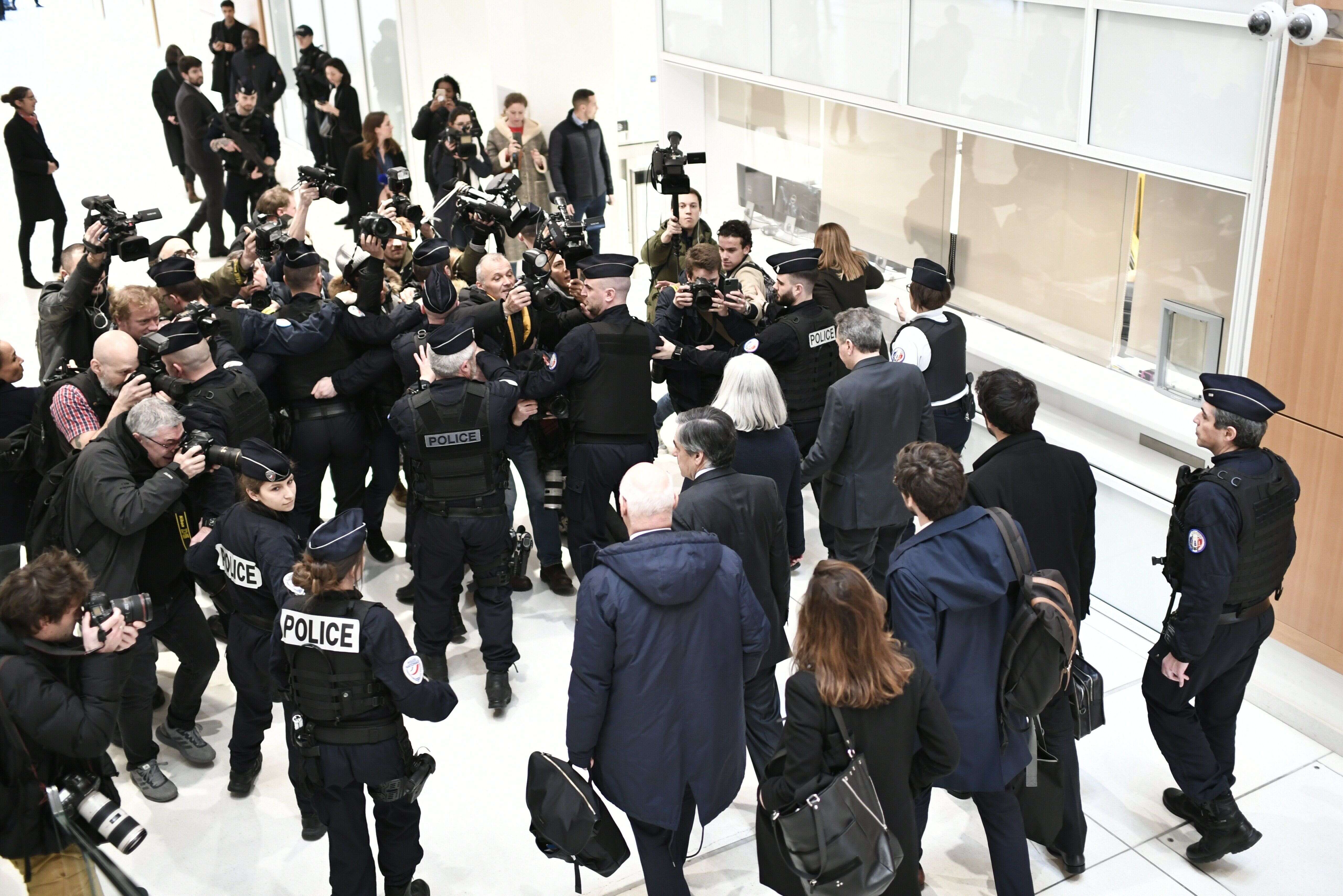 Les bancs du public comme ceux des journalistes étaient remplis pour l'ouverture du procès de François Fillon, son épouse Penelope et son ancien suppléant Marc Joulaud le 24 février à Paris.