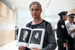 Irène Frachon au procès du Mediator et tenant dans sa main les images de deux victimes, octobre 2019