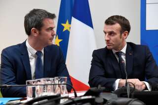 Le président de la République Emmanuel Macron et son ministre de la Santé Olivier Veran le 3 mars 2020 à Paris. (Bertrand Guay/POOL via AP)