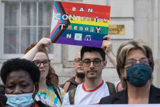 Des militants contre la thérapie de conversion LGBT+ participent à un piquet de grève devant le Cabinet Office et le Government Equalities Office, le 23 juin 2021 à Londres, au Royaume-Uni.