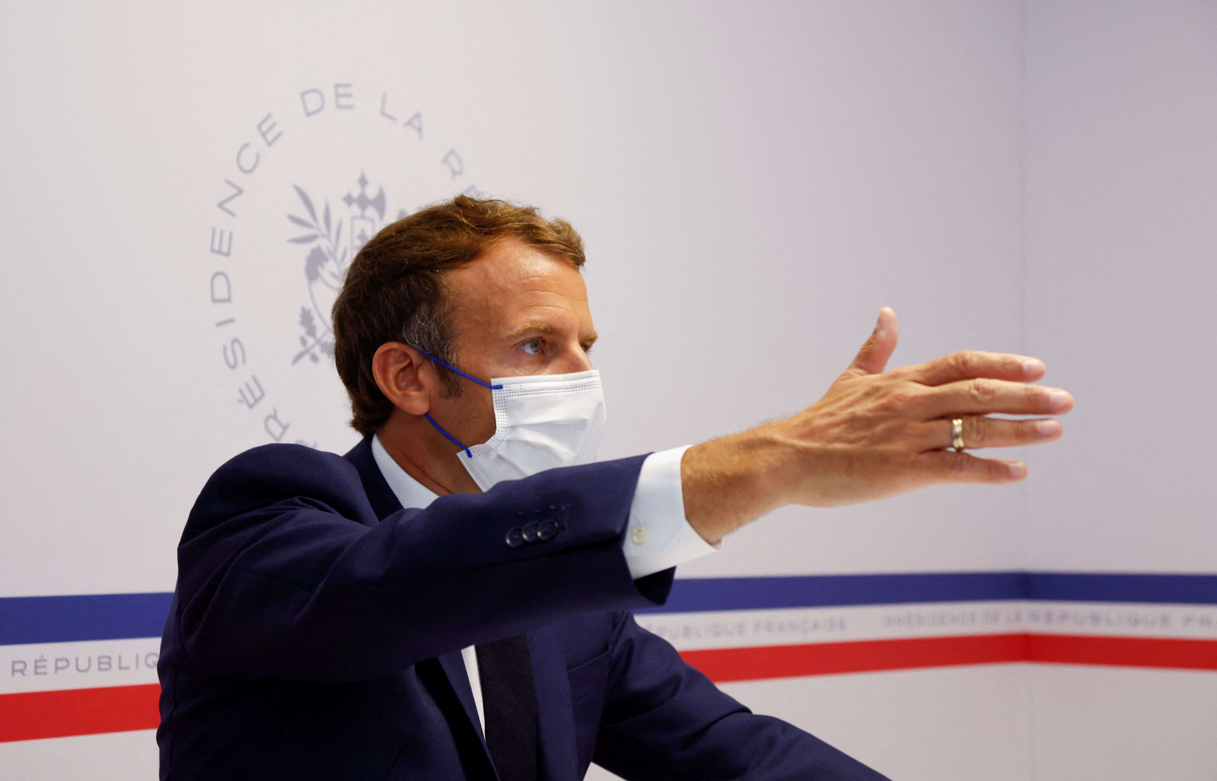 Emmanuel Macron préside le conseil de défense du 11 août sur la situation sanitaire.