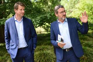 L'eurodéputé Yannick Jadot et le député ex-LREM Matthieu Orphelin à Nantes le 24 juin 2021.
