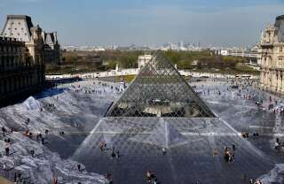 L'œuvre de JR devait durer jusqu'à la fin du week-end anniversaire de la pyramide du Louvre.