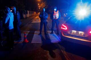Des policiers barrent la route à proximité du collège de Conflans-Sainte-Honorine où un professeur a été tué dans un 