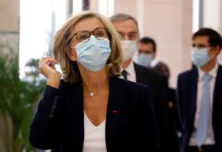 Valérie Pécresse, ici lors d'une conférence de presse au ministère des Transports en mai 2020, a annoncé la distribution de deux masques gratuits pour tous les lycéens d'Île-de-France.