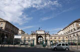L'hôpital Lariboisière, dans le nord de Paris, a dû prendre des mesures face aux agressions subies par son personnel depuis le début du confinement.