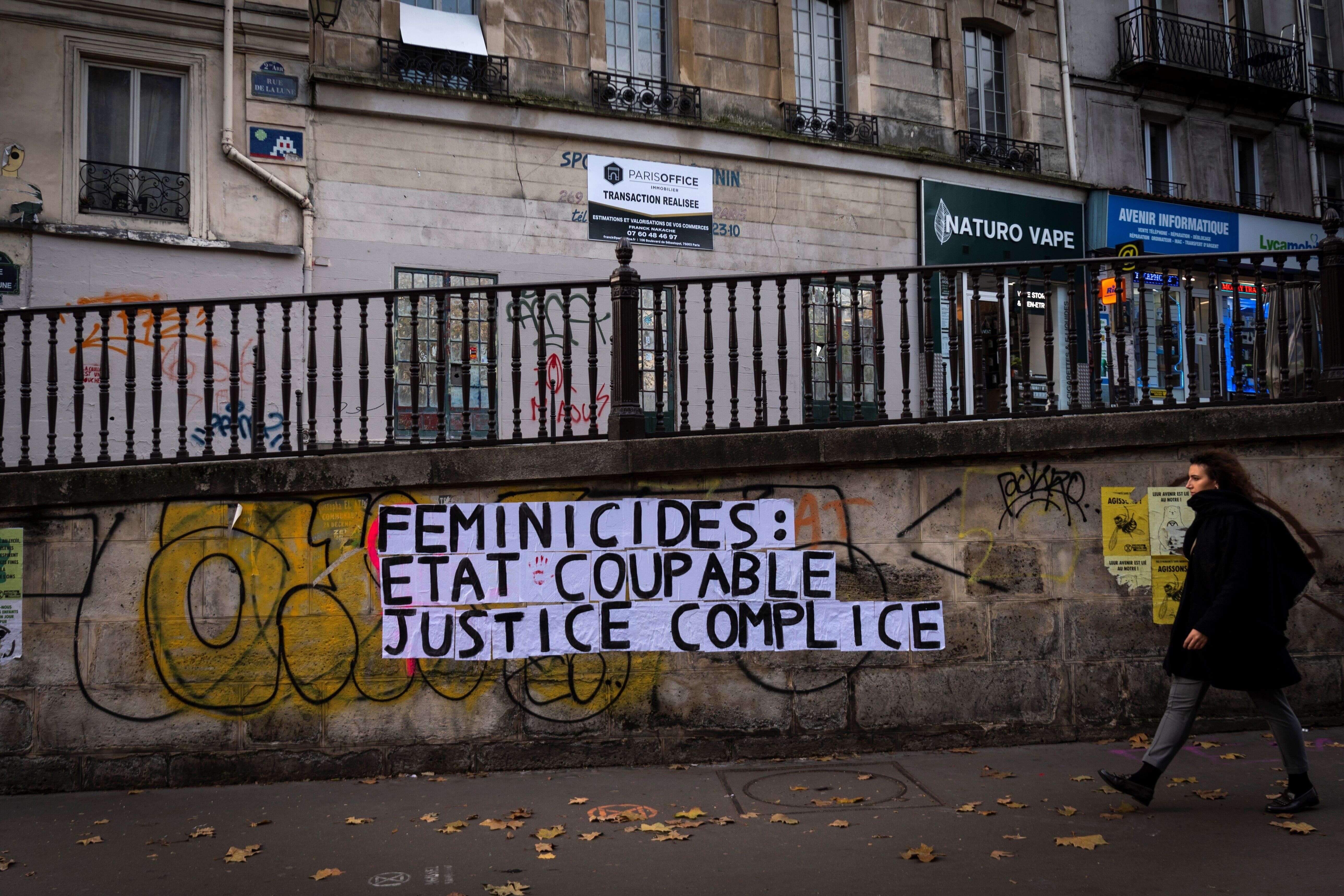 Un collage militant dénonçant l'inaction de l'État et de la justice contre les féminicides, à Paris, en novembre 2019.