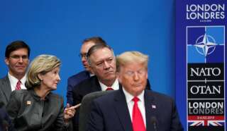 Mike Pompeo derrière Donald Trump lors d'un sommet de l'Otan.