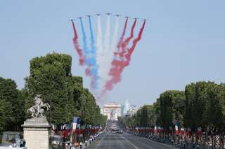 14 juillet 2018: rouge bleu blanc rouge, l'étonnant drapeau tricolore formé par la Patrouille de France au-dessus des Champs-Élysées