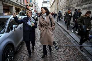 Agnès Buzyn et la maire du 5e arrondissement Florence Berthout dans une rue de Paris le 18 février 2020.