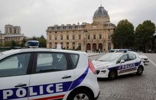 La police sécurise la préfecture de police de Paris après l'attaque le 3 octobre.