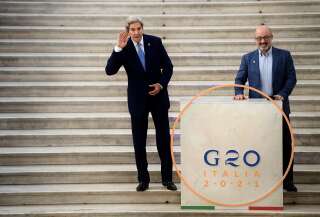 Les membres du G20 (ici l'envoyé spécial pour le climat des États-Unis John Kerry et le ministre italien de la Transition écologique Roberto Cingolani) n'ont pas réussi à se mettre d'accord sur une déclaration au sujet du réchauffement climatique.