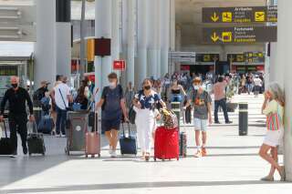 Des touristiques arrivant à l'aéroport de Palma de Mallorca en Espagne le 30 juin 2021.