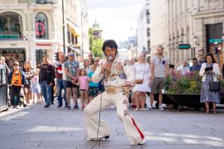 L'artiste norvégien Kjell Elvis, ici se produisant dans le centre d'Oslo pour tenter de battre le record du monde du plus long marathon de chants d'Elvis Presley, le 23 juillet 2020.