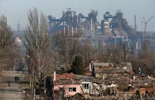 L'usine métallurgique d'Azovstal, symbole de la résistance ukrainienne à Marioupol (Photo de Marioupol avec au dernier plan l'usine Azovstal, prise le 28 mars 2022. Par REUTERS/Alexander Ermochenko)