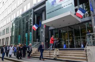 Une délégation d'urgentistes en grève entrant au ministère de la santé alors que de nombreux manifestants réclament de meilleurs salaires et plus de personnel, le 11 juin 2019 à Paris.