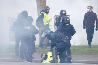 Des policiers maintiennent au sol un gilet jaune, lors de l'acte XXIV à Strasbourg, le 27 avril.