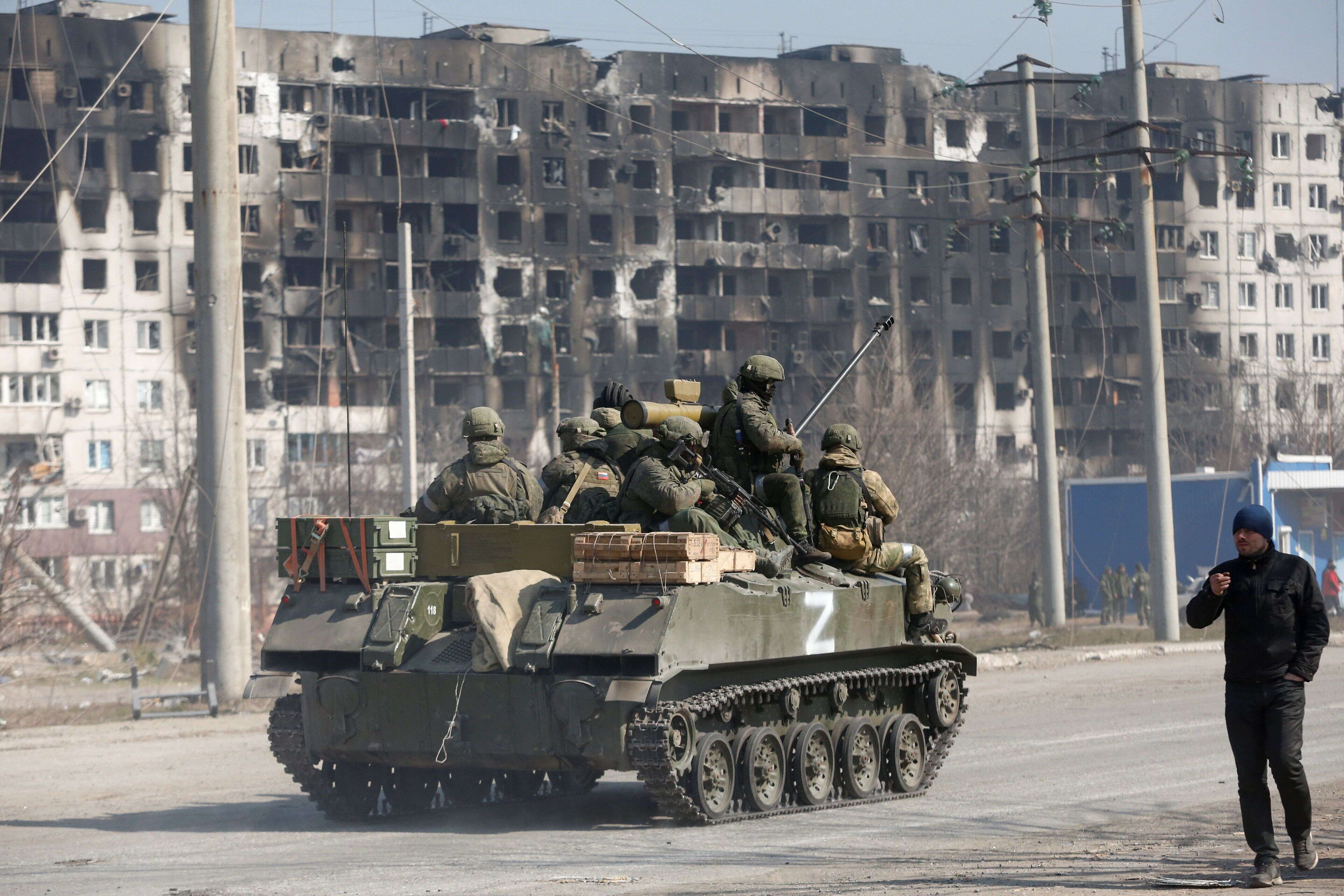 Des militaires des troupes pro-russes sur un véhicule blindé à Marioupol, en Ukraine, le 24 mars 2022.
