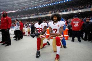 La Fédération américaine de foot retire son interdiction de s'agenouiller pendant l'hymne (Eli Harold et Colin Kaepernick, un genou à terre le 4 décembre 2016)