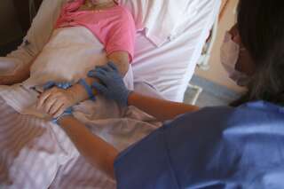 Une infirmière au chevet d'une patiente à l'hôpital Eugénie d'Ajaccio, le 23 avril 2020.