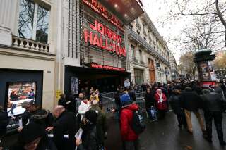 Les fans devant l'Olympia, à Paris, ce 1er décembre, pour un hommage à Johnny Hallyday.