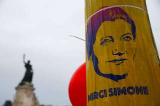 Image d'une affiche représentant Simone Veil prise place de la République à Paris, en mars 2018, à l'occasion de la journée internationale des droits des femmes.