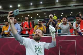 Andrew Redmayne pose pour un selfie après la qualification de l'Australie, le 13 juin 2022, à la Coupe du monde au Qatar
