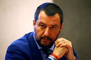 Matteo Salvini menace de lever la protection de Roberto Saviano, l'auteur de 